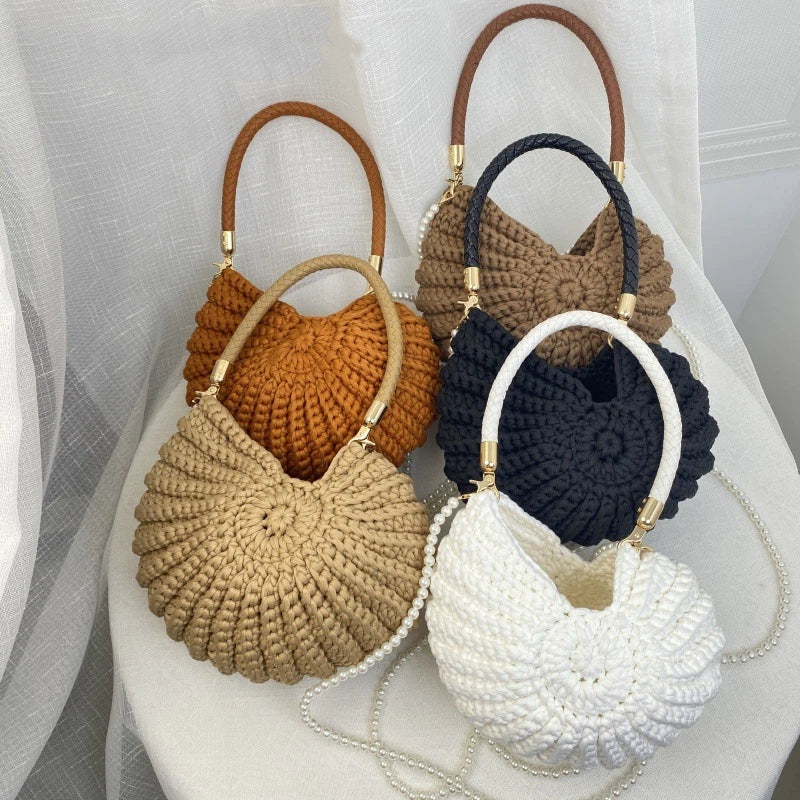 Sac bandoulière fantaisie en crochet fait main, orné de coquillages et de motifs marins.