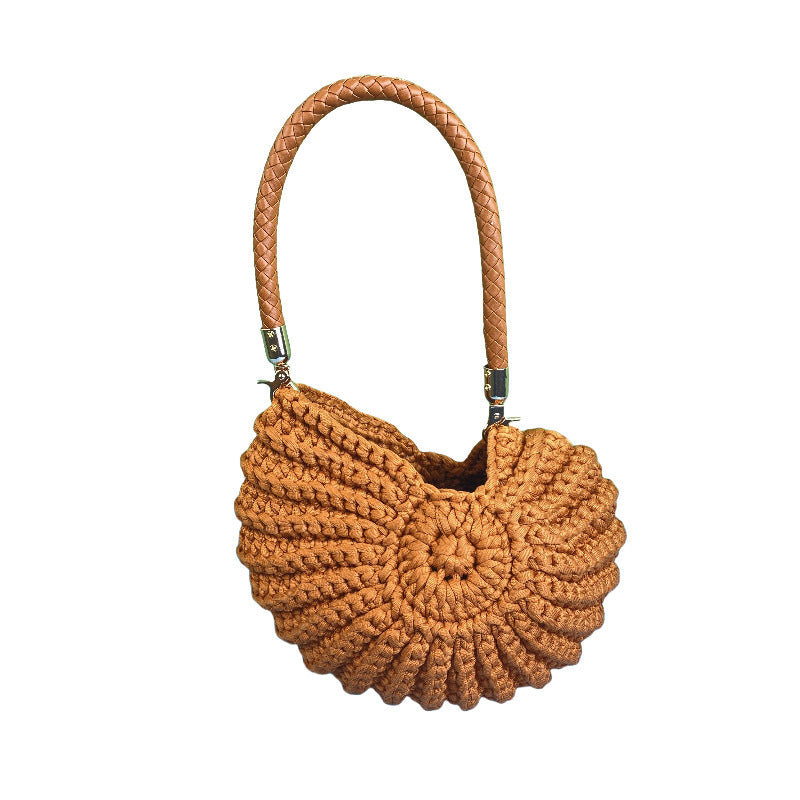 Sac bandoulière fantaisie en crochet fait main, orné de coquillages et de motifs marins.