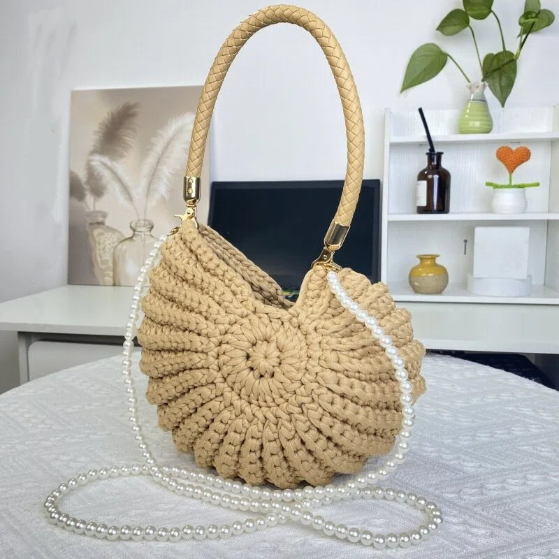 Sac bandoulière fantaisie en crochet fait main, orné de coquillages et de motifs marins.