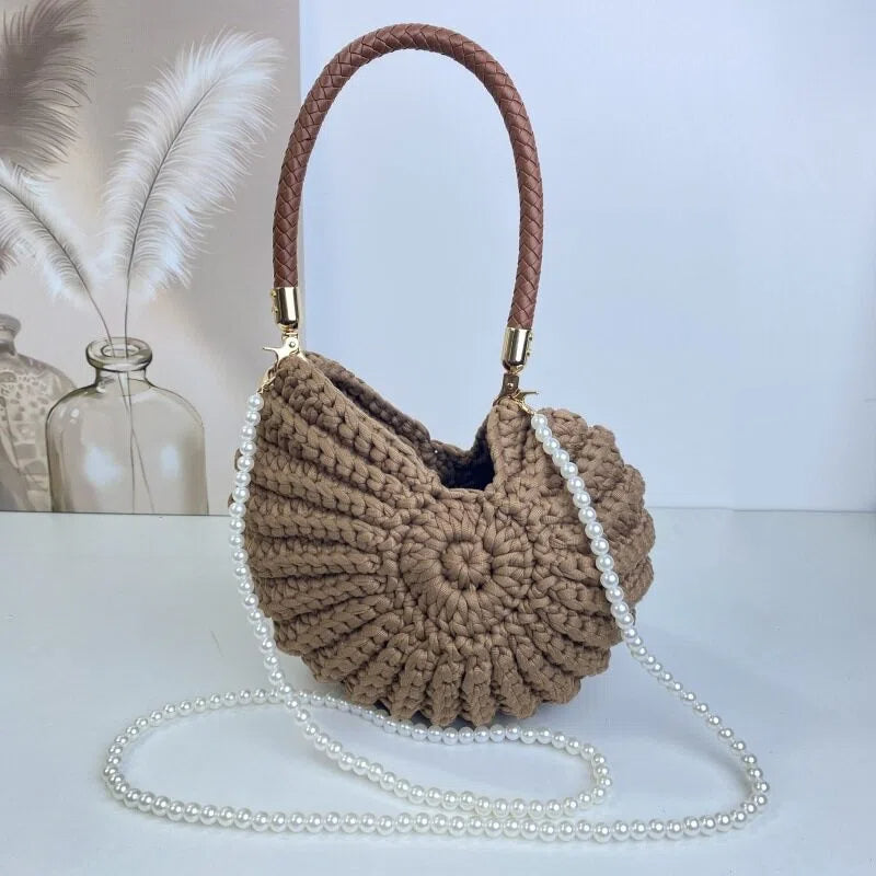 Sac bandoulière fantaisie en crochet fait main, orné de coquillages et de motifs marins.