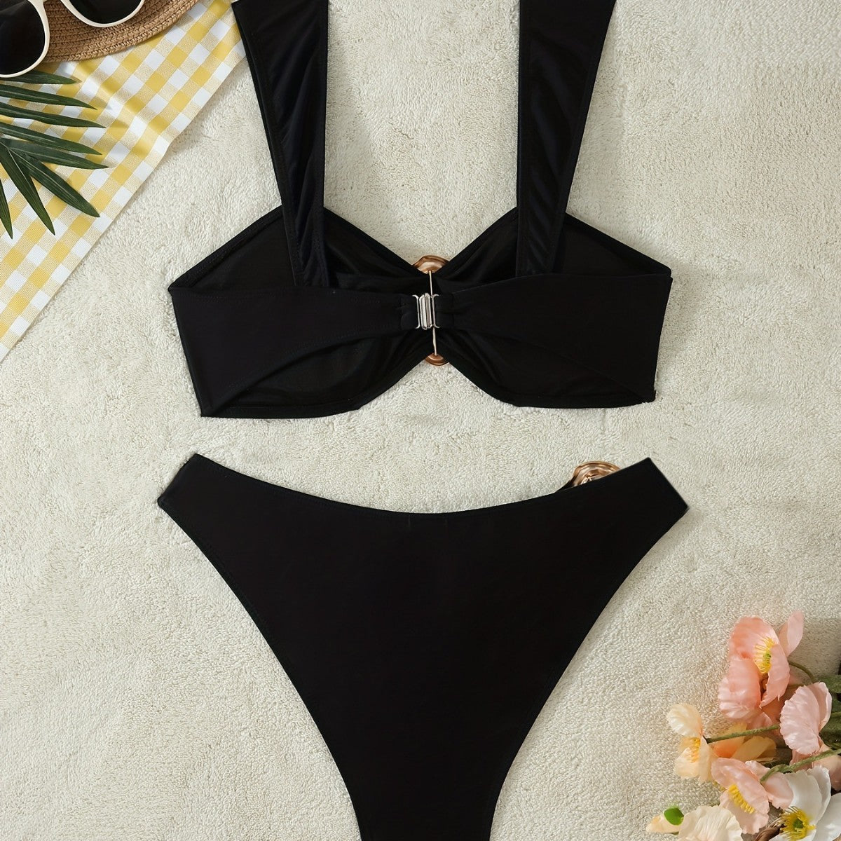 Bikini dos nu taille basse avec accessoires métalliques