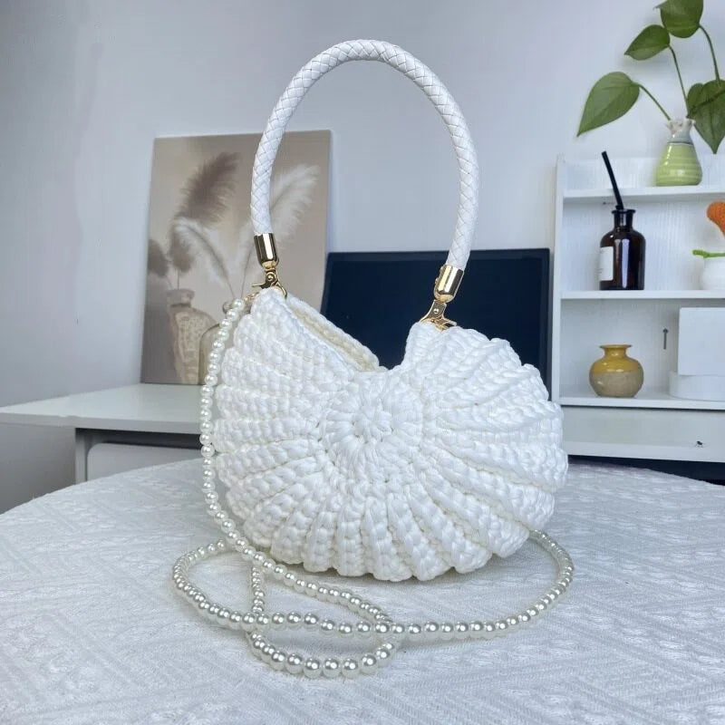 Sac bandoulière fantaisie en crochet fait main, orné de coquillages et de motifs marins.