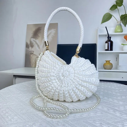 Sac bandoulière fantaisie en crochet fait main, orné de coquillages et de motifs marins.