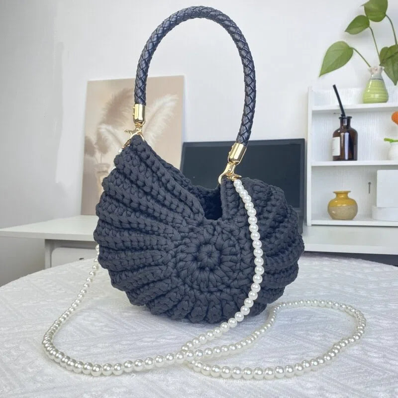 Sac bandoulière fantaisie en crochet fait main, orné de coquillages et de motifs marins.