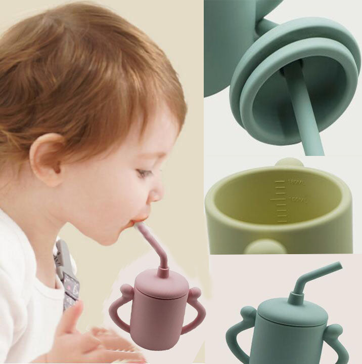 Gobelet en silicone avec paille