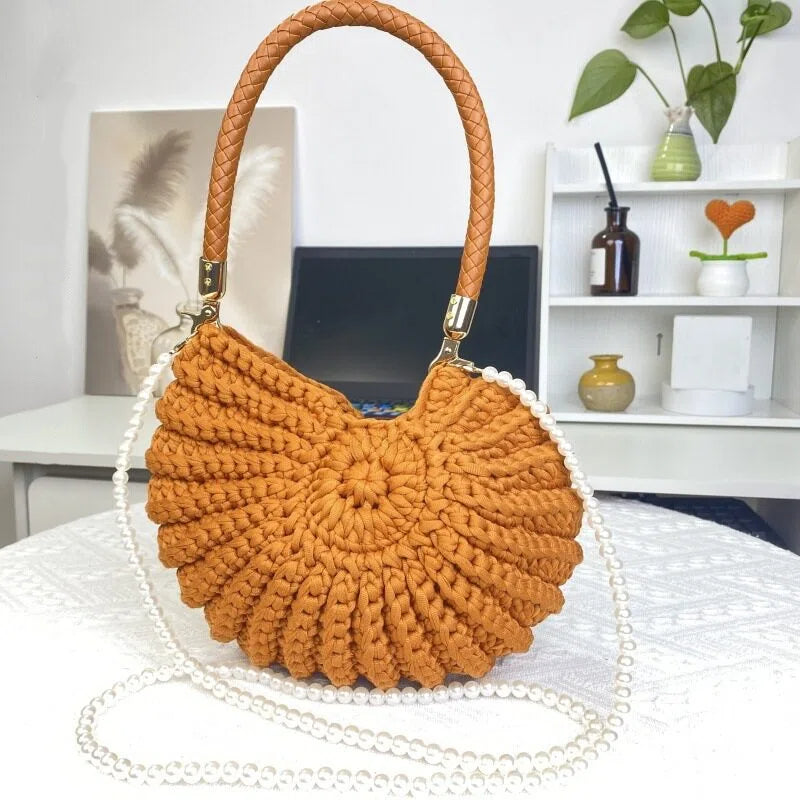 Sac bandoulière fantaisie en crochet fait main, orné de coquillages et de motifs marins.